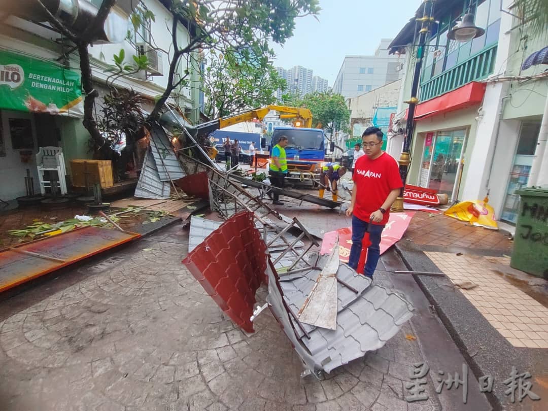 柔：新闻：午后雷电交加大风大雨  新山市区多处面目非