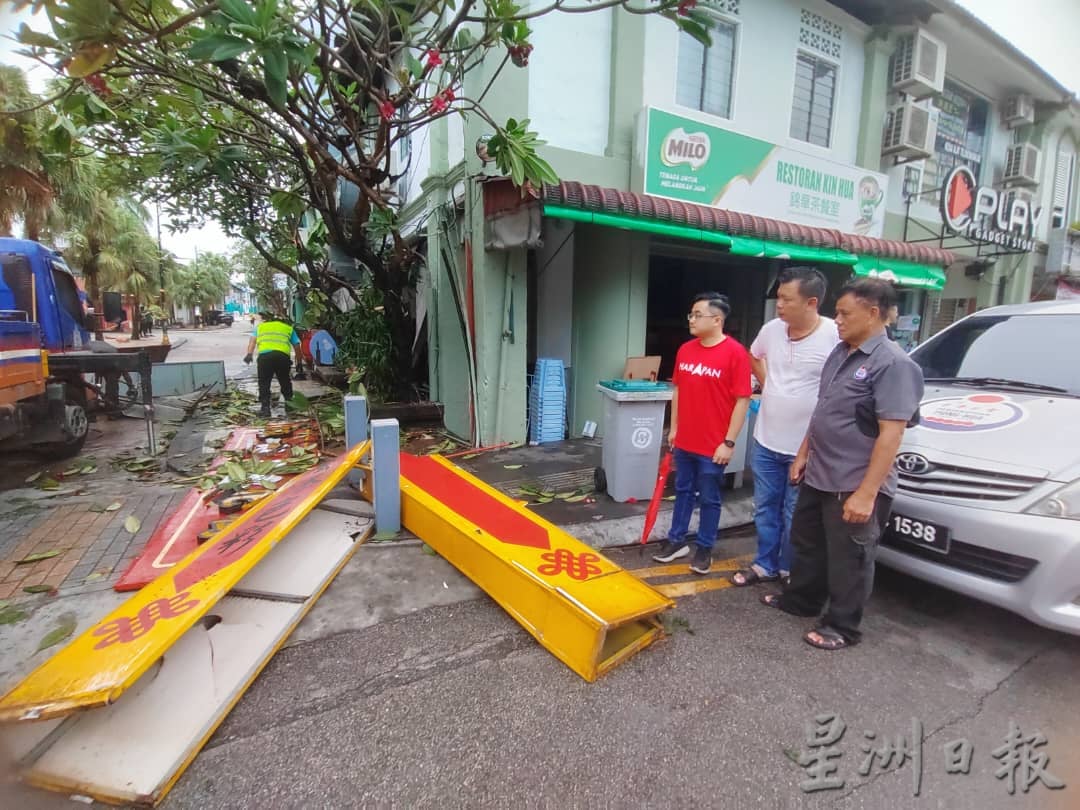 柔：新闻：午后雷电交加大风大雨  新山市区多处面目非