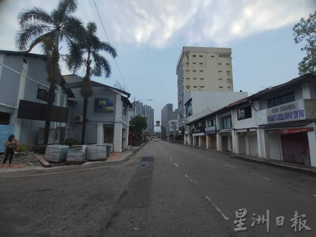 柔：新闻：午后雷电交加大风大雨  新山市区多处面目非