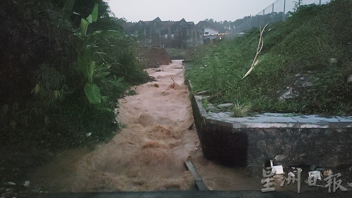 柔：疑缓冲池泥墙坍塌  古来花园4民宅淹水