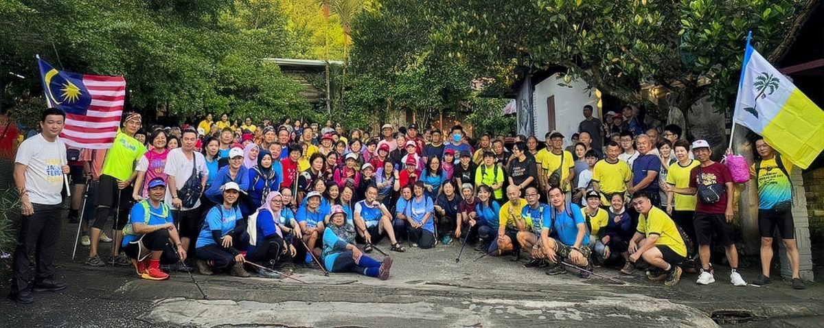 白树王九月九重阳登山日 300人登舒莱雅山顶