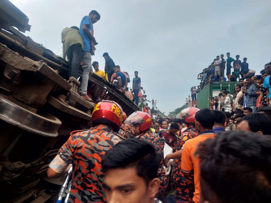 看世界）孟加拉火车相撞造成20人死亡、100多人受伤