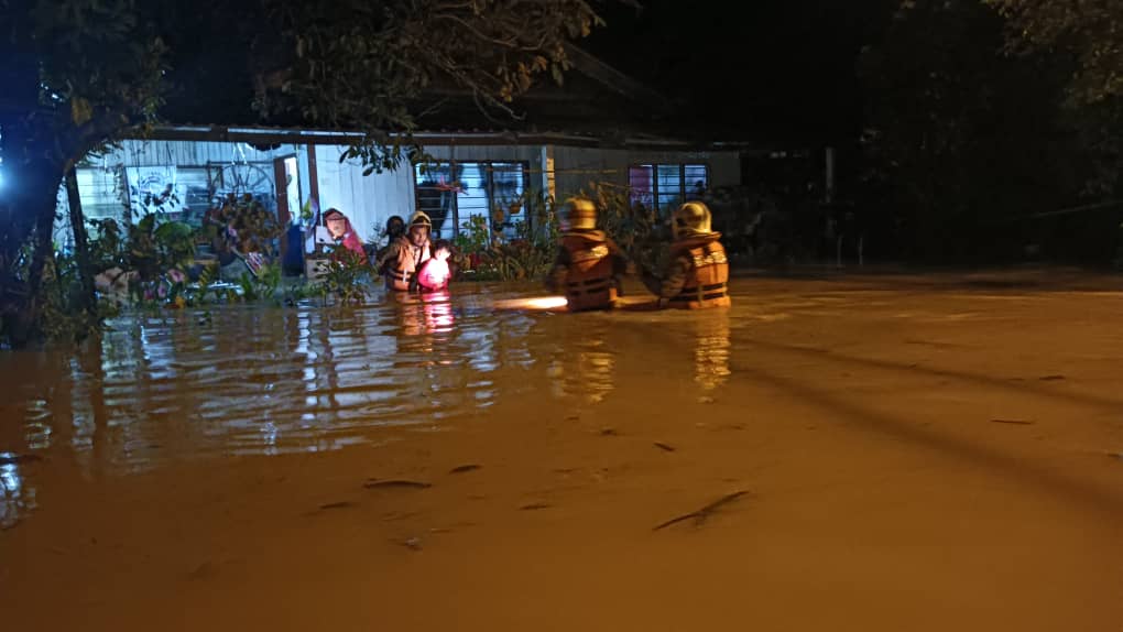 豪雨来袭四小时三地水灾 霹救援队265风险区待命