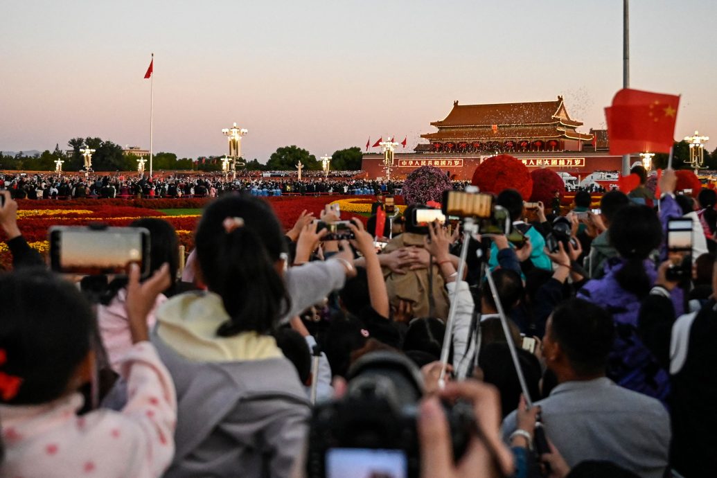 超过30万人齐聚天安门广场观看中国十一升旗仪式