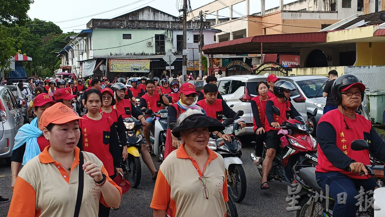 30年一次巡境大游行从玄武宫出发　民众夹道拍照