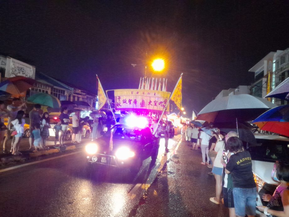 （大北马）九皇爷巡境下大雨 无阻信徒围观目睹99尺长香火龙