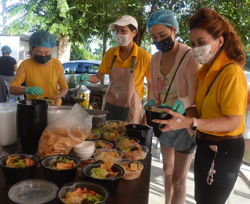 （大北马）淡汶英达妇女组卖4000盒饭筹款