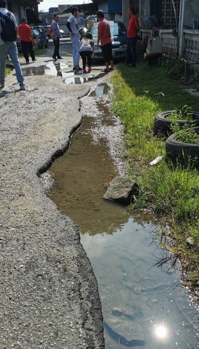 （已签发）柔：八哩半新村道路坑坑洼洼   玛丽娜：市政厅明年第一季度全面整修