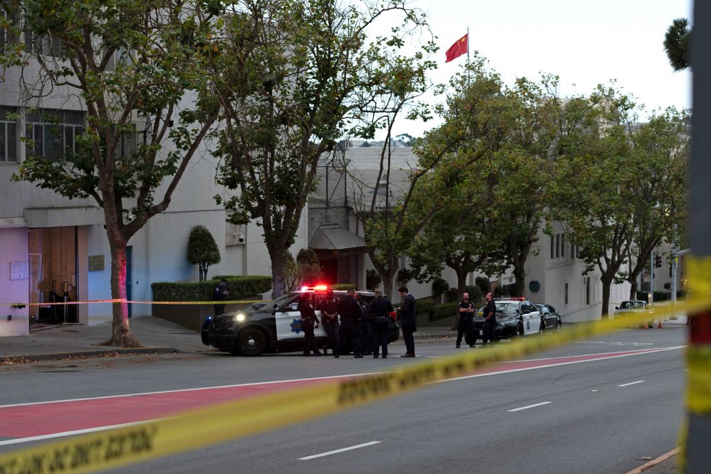 （视频） “中共在哪?” 男子驾车撞中国驻旧金山领事馆被警击中送院不治 