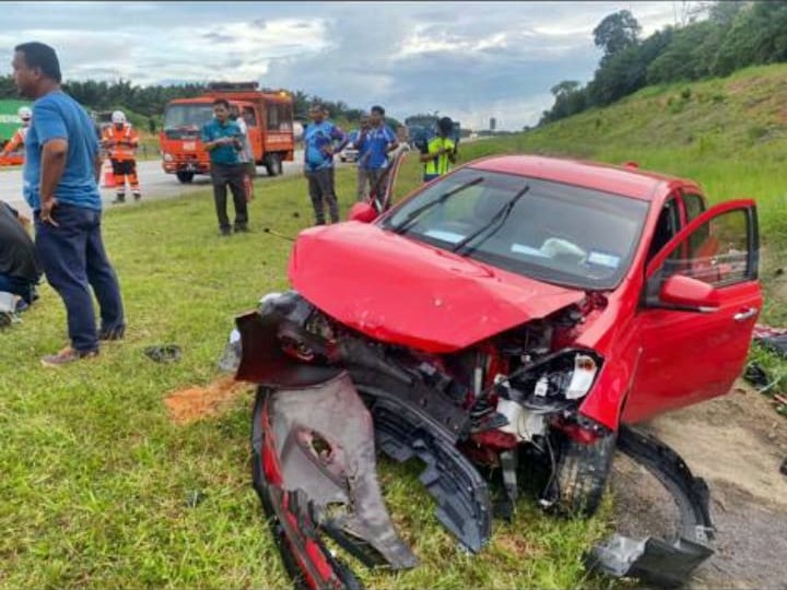 東：為了閃避忽然轉換車道的轎車，一輛轎車失控翻覆，司機及太太被拋出車外，司機傷重當場死亡，太太則受重傷。