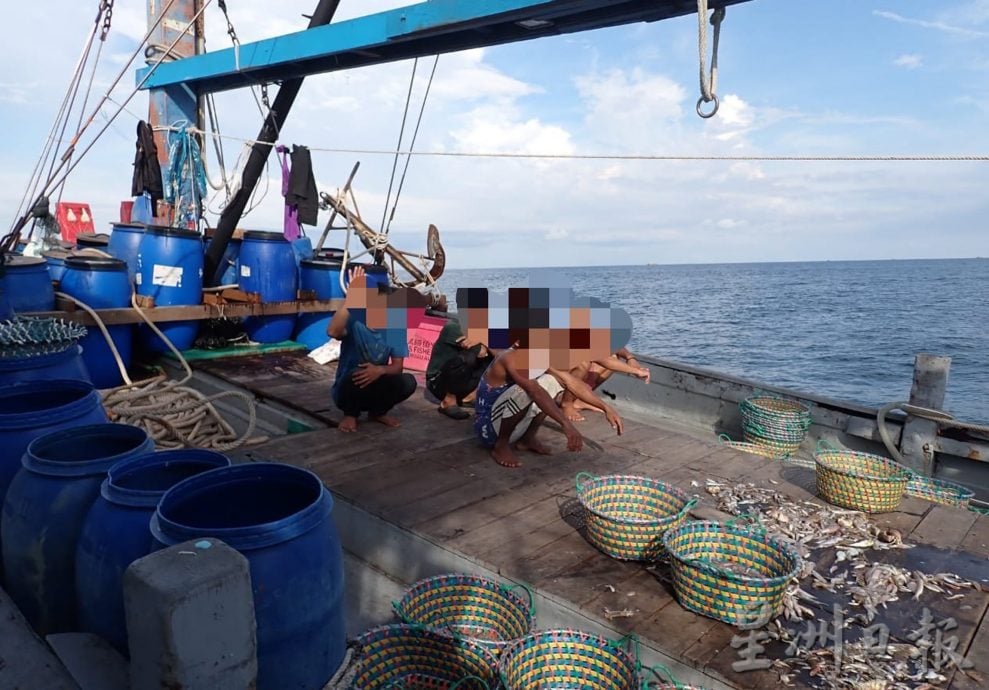 两深海渔船违法作业 遭连人带船扣押