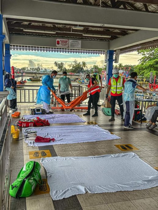 停泊岛度假村建筑工地坍塌|截至4pm 2人获救 1人仍失踪