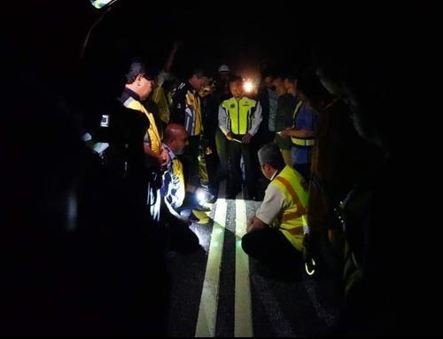 全馬第一條“夜光”路   發光10小時 雨天也有光