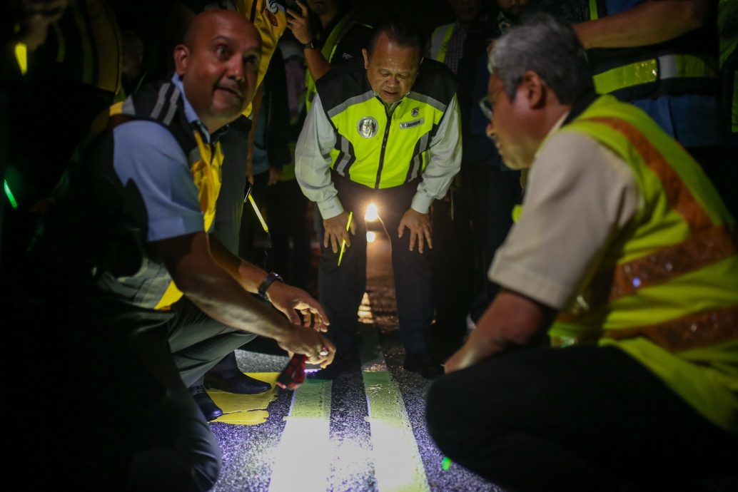 全马第一条“夜光”路   发光10小时 雨天也有光