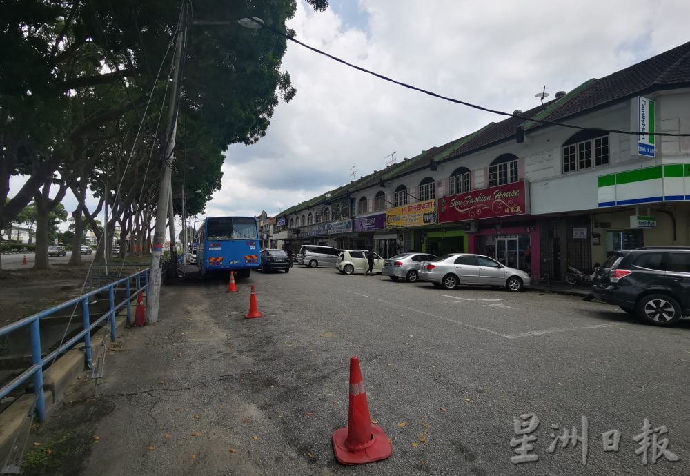 加寛爱大华圣淘沙花园前路段 商贩建议为沟渠铺上模板 