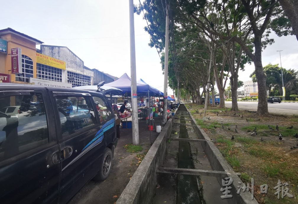 加寛爱大华圣淘沙花园前路段 商贩建议为沟渠铺上模板 