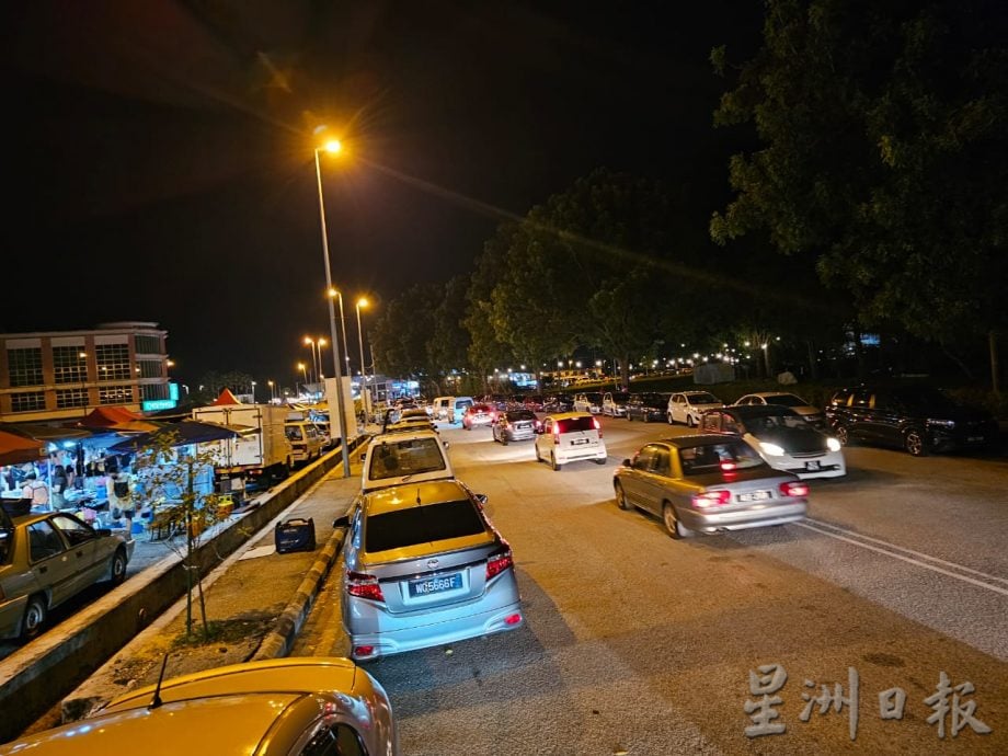 吸引曼绒居民 人潮持续11PM 华城湖畔晋身周末夜市