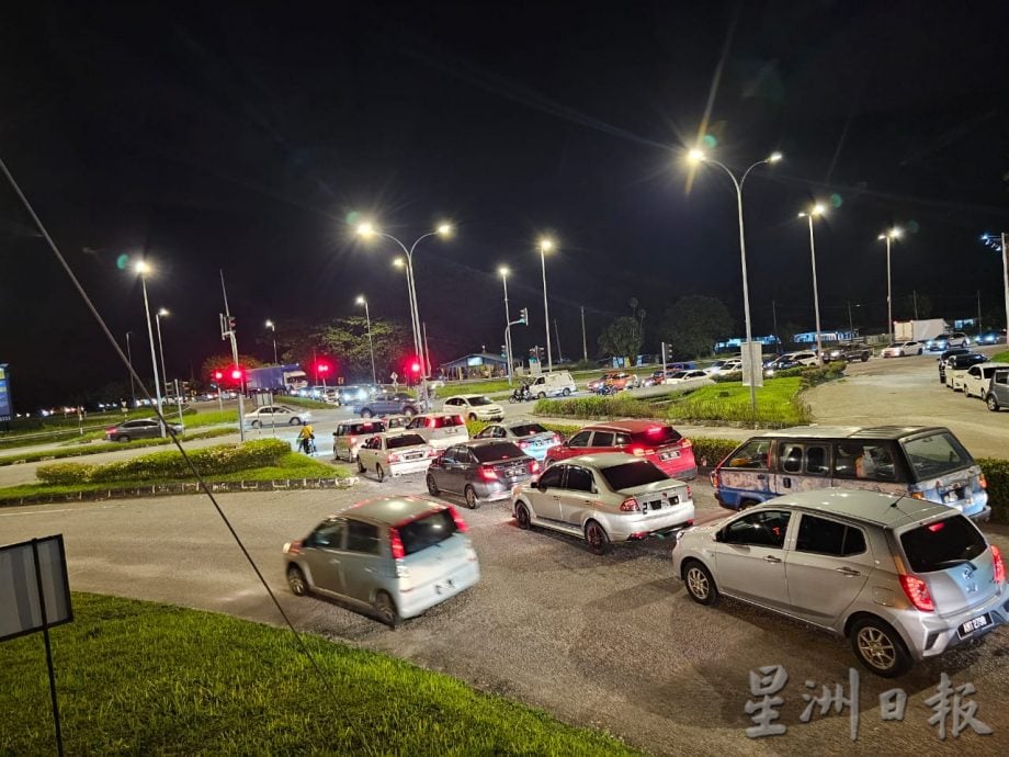 吸引曼绒居民 人潮持续11PM 华城湖畔晋身周末夜市