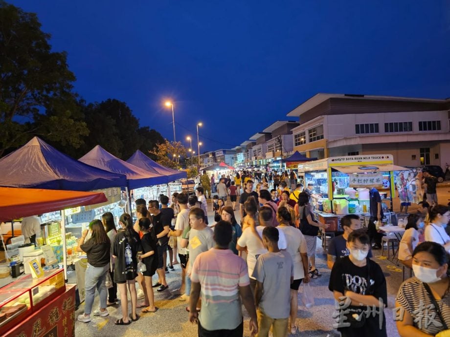 吸引曼绒居民 人潮持续11PM 华城湖畔晋身周末夜市