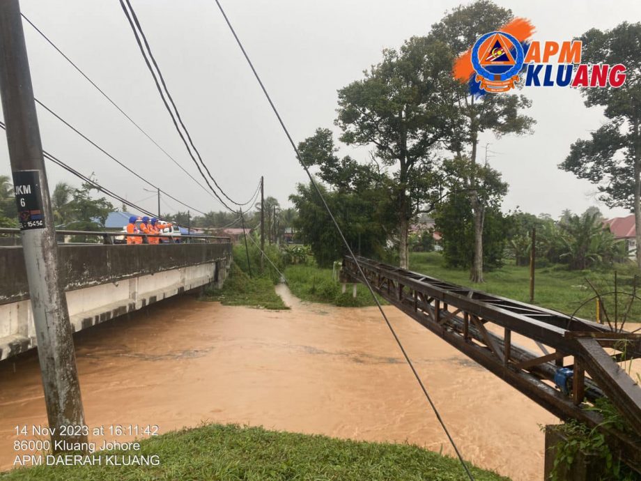 柔：新闻：銮午后3小时豪雨积水  民防部队视察河流水位