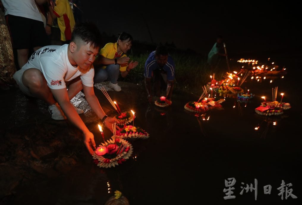 柔：盏盏水灯漂远方 化祝福  300人聚马西三宝寺庆水灯节