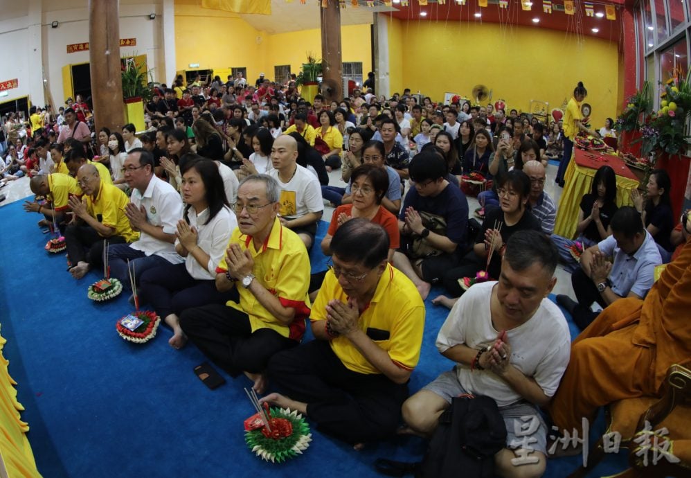 柔：盏盏水灯漂远方 化祝福  300人聚马西三宝寺庆水灯节