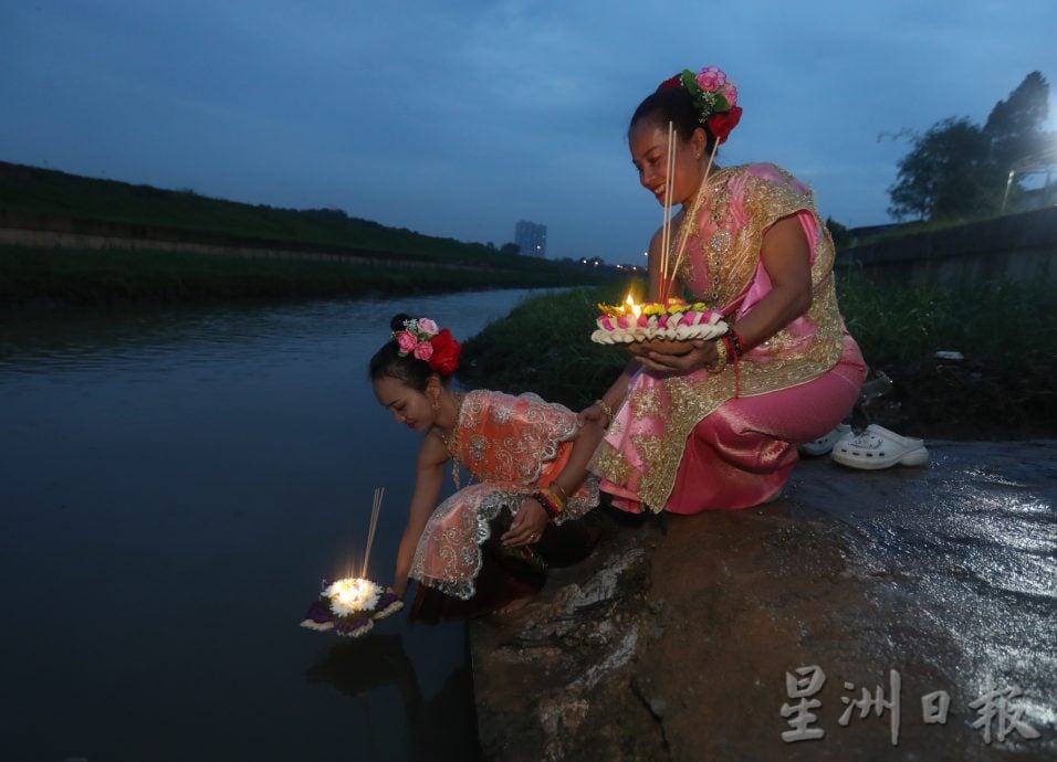 柔：盏盏水灯漂远方 化祝福  300人聚马西三宝寺庆水灯节