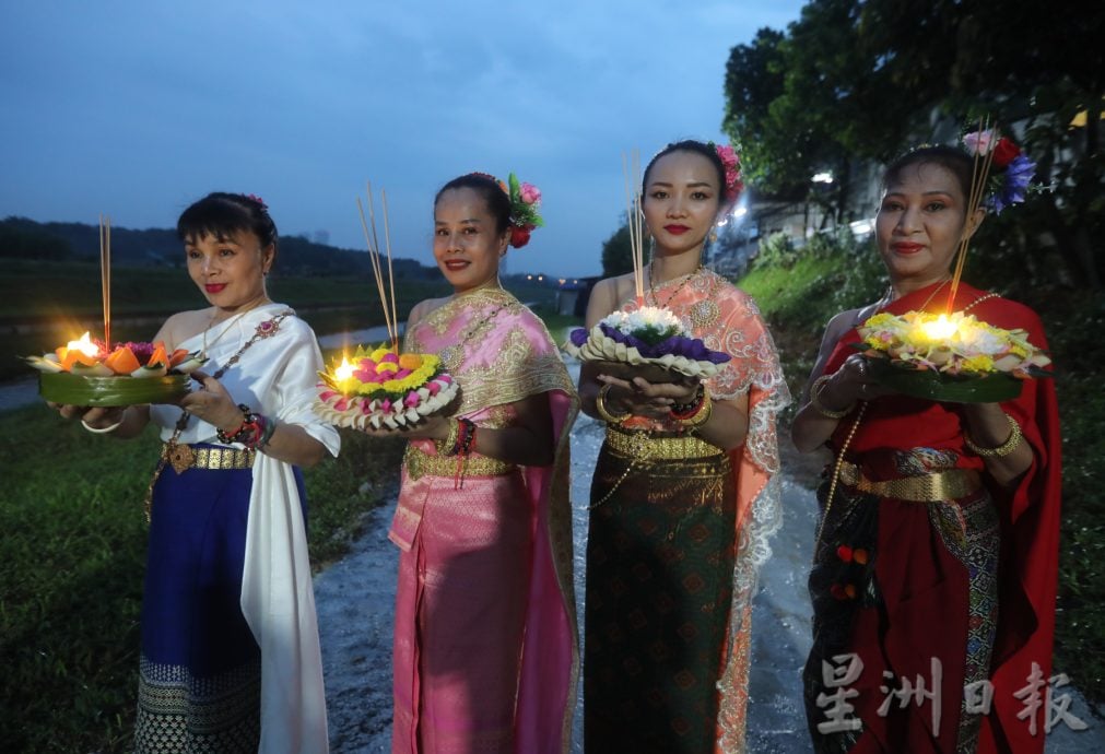 柔：盏盏水灯漂远方 化祝福  300人聚马西三宝寺庆水灯节