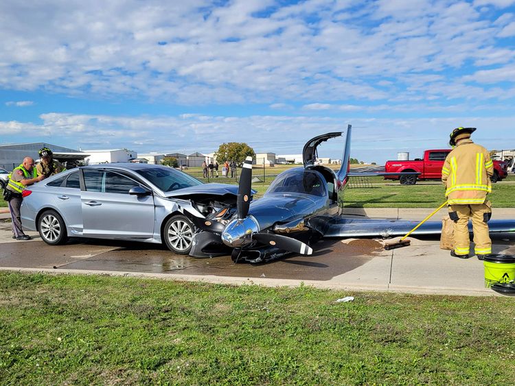 美国少年遇飞机冲出跑道撞车 录下逃跑惊险瞬间