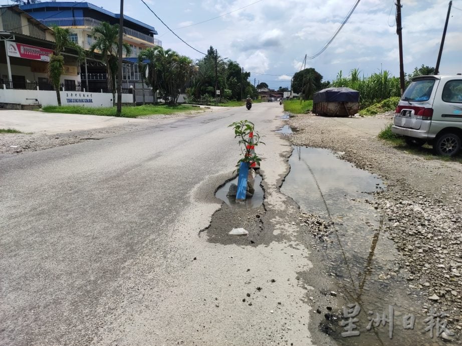 都拜工业区道路出现坑洞 市议会受促抢修