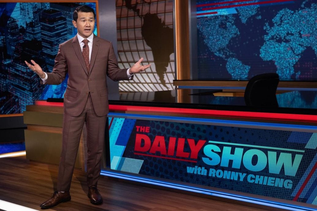 （2图供选择）/ Ronny Chieng在美国深夜脱口秀节目（The Daily Show）中以嘉宾主持人身分亮相