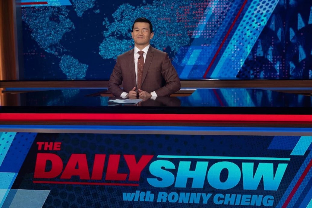 （2图供选择）/ Ronny Chieng在美国深夜脱口秀节目（The Daily Show）中以嘉宾主持人身分亮相