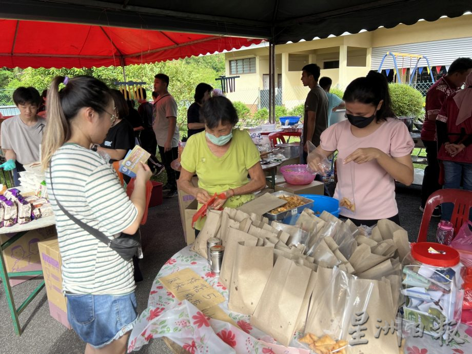 （古城封底主文）益智小学义卖会反应踊跃·有信心达标5万