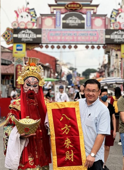 （古城封面主文）南海龙王现身鸡场街夜市，民众惊喜合照