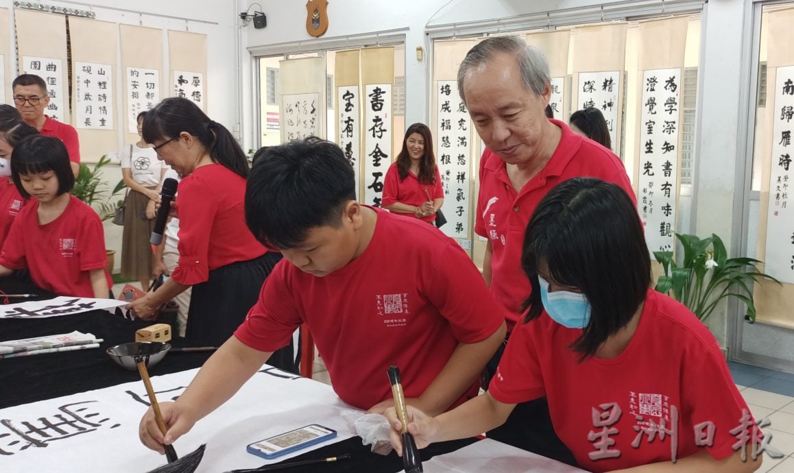 （古城第4版主文）全马第一所华小师生书法展 育小“翰墨传薪”书法展登场