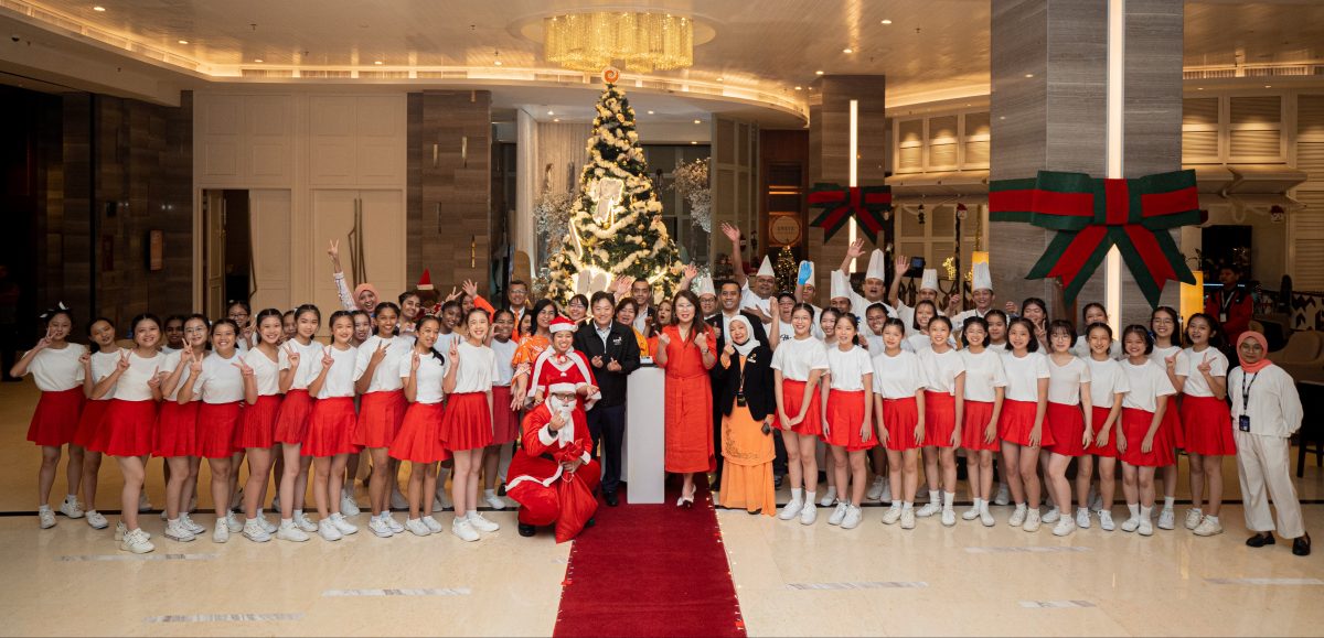 Amari Johor Bahru General Manager, Pauline Chua (centre in orange dress) posing for a photo with the choir from Sekolah Menengah Kebangsaan Infant Jesus Convent after the Christmas tree light up event.