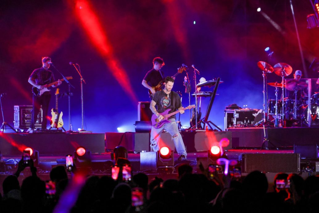 Maroon 5 wows a packed festival crowd at the 8Wonder Winter Festival in ...