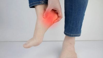 陈朝颖／没有尿酸或关节炎，走路的时候脚没痛，就只是脚踝痛又肿，想问是什么情况？