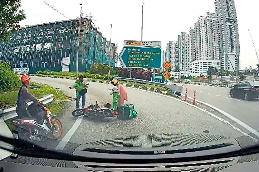 一家四口遭貨卡擦撞留陰影 “兩女兒不敢再坐摩托車”