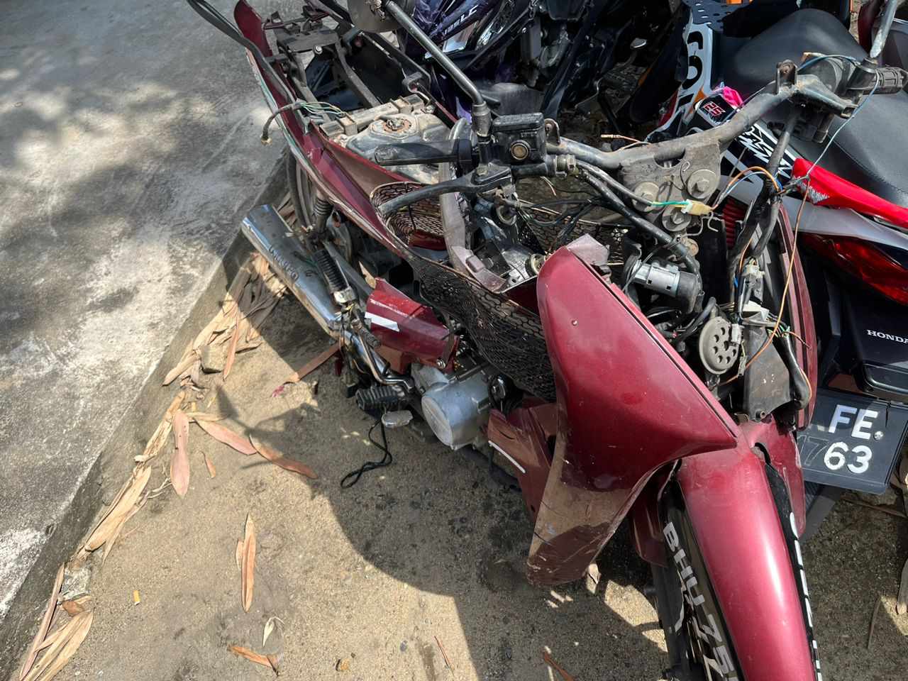 东：丹州丹那美拉县一辆摩托车与罗里相撞，60岁的摩托车骑士在接受急救中去世。