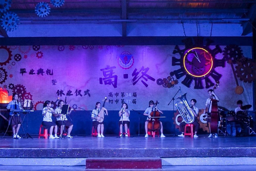 东：吉兰丹中华独中第34届高三与第37届初三联合举办了“高•终”毕业典礼暨休业仪式。今年该校高中毕业生共39名，初中则有57名。