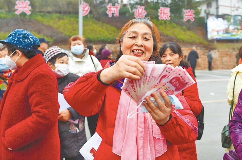 中国今年18地最低工资超过人民币2000元 上海位居榜首