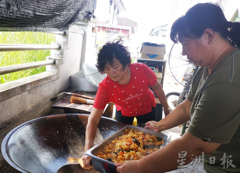 莫珍歪泗义兴义工团 为丧府义务煮食