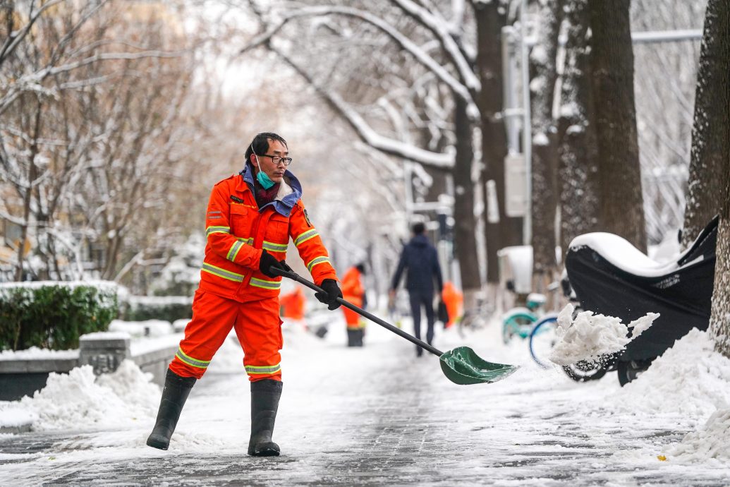 北京大雪学校停课景区关闭  号召全民参与扫雪铲冰