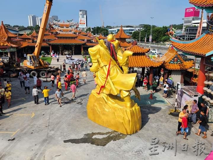 雪州最高的关圣帝君黄铜制神像，晋位屹立在蕉赖十一哩星安庙运城城堡