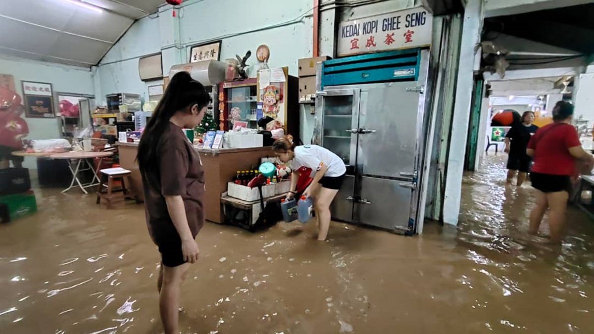 暖势力︱拉律河堤崩坍峇登淹水 居民协力搬沙包力阻河水