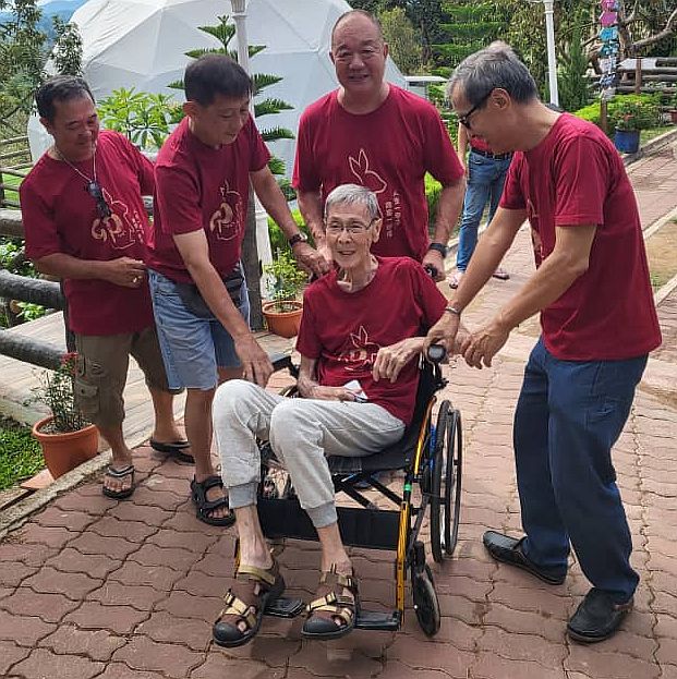 难忘师生情，77岁的李发及75岁梁雅梅教师伉俪，远从最南部的柔佛士古来，跨越逾400公里的距离到彭亨文冬美律谷，只为赴一场师生同学会