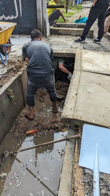 柔：新聞：甘榜馬西與新村一雨成災 甘榜馬西峇魯村委會清水溝淤泥