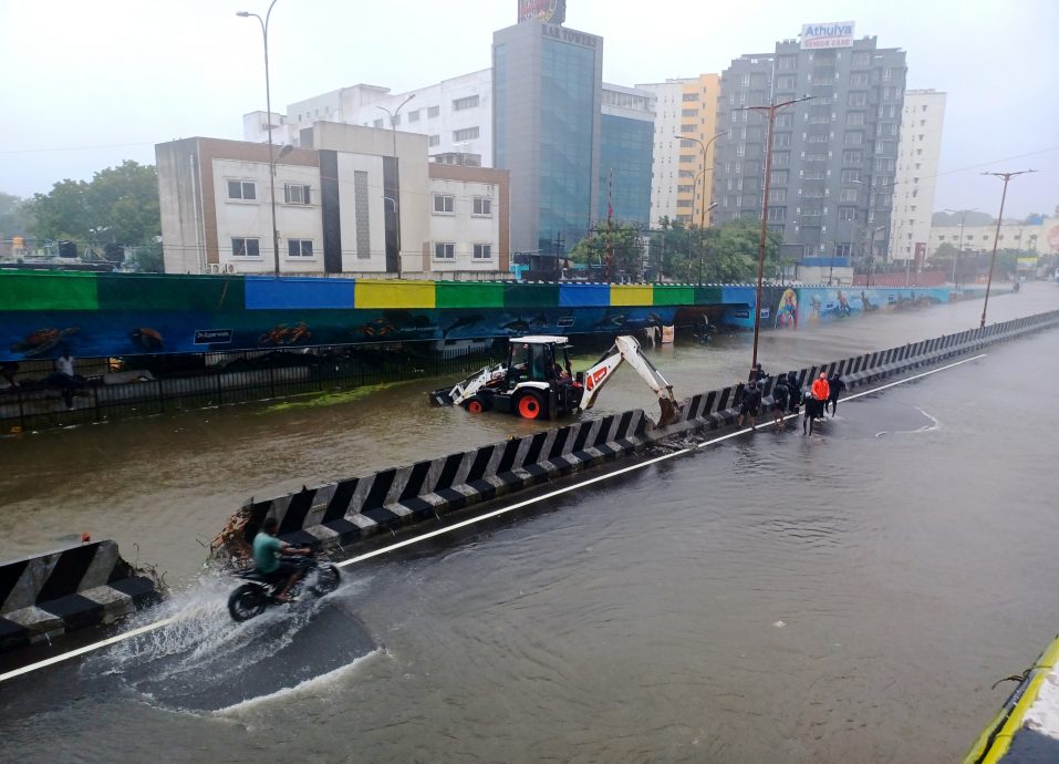 气旋挟暴雨来袭！印度机场跑道淹水　路变漂漂河“冲走一排车”