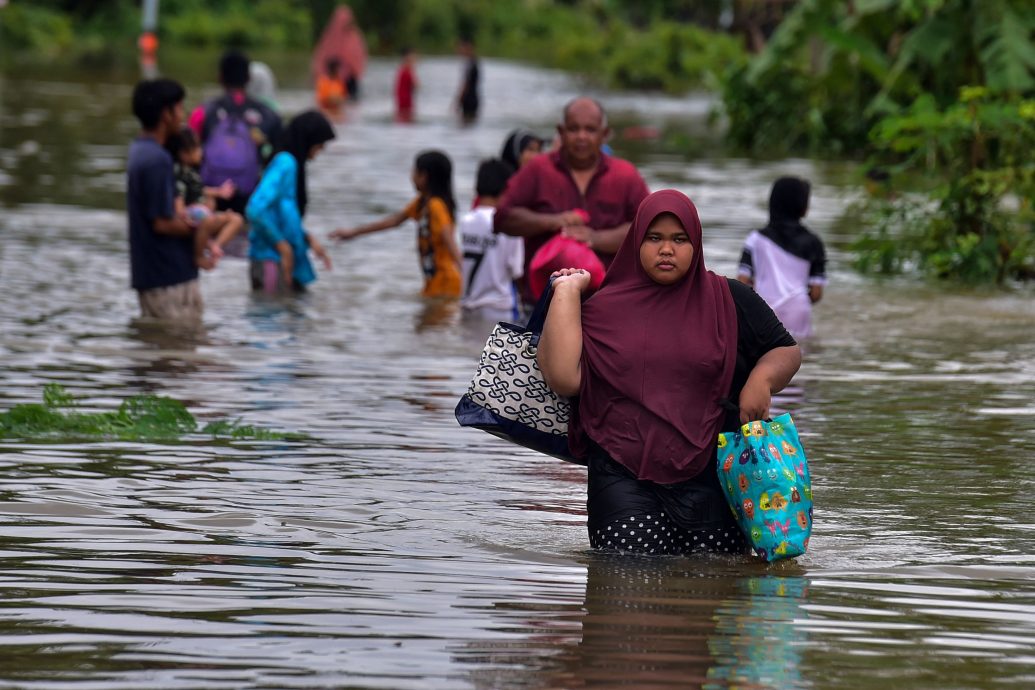 泰南水災約5萬人受災  公路鐵路關閉
